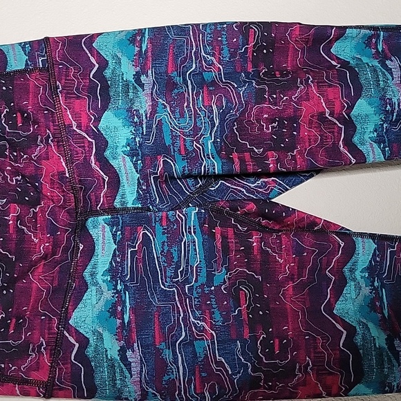 Patagonia Centered Capri Tights in Craft Pink/Canyon Glades - Picture 3 of 8